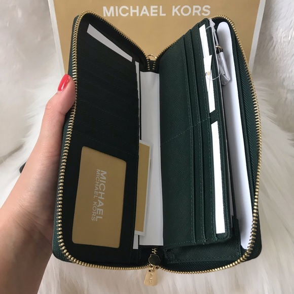 New! MICHAEL KORS JET SET TRAVEL WALLET - Picture 4 of 6